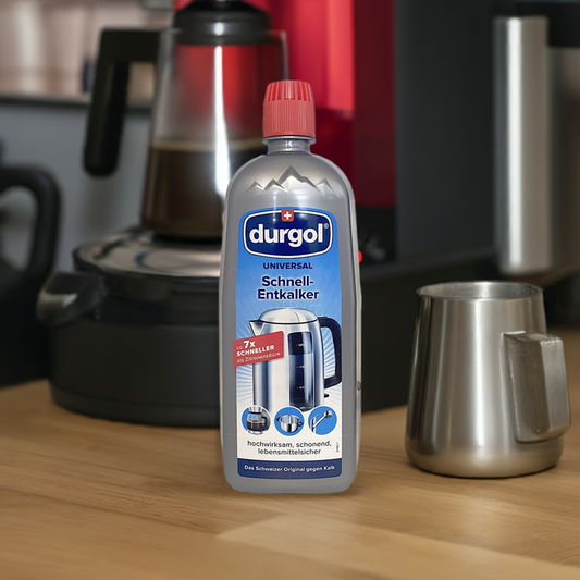 durgol universal Schnell-Entkalker vor einer Kaffeemaschine